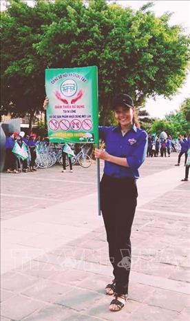 B Nước Thị Diễm (dân tộc Cơ tu, Quảng Nam) tham gia lễ phát động chung tay giảm thải sử dụng túi ni lông của Công sở Hội An. Ảnh: TTXVN phát B Nước Thị Diễm (dân tộc Cơ tu, Quảng Nam) tham gia lễ phát động chung tay giảm thải sử dụng túi ni lông của Công sở Hội An. Ảnh: TTXVN phát