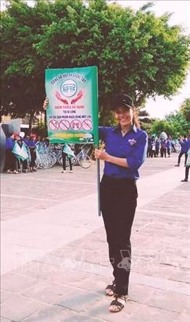 B Nước Thị Diễm (dân tộc Cơ tu, Quảng Nam) tham gia lễ phát động chung tay giảm thải sử dụng túi ni lông của Công sở Hội An. Ảnh: TTXVN phát