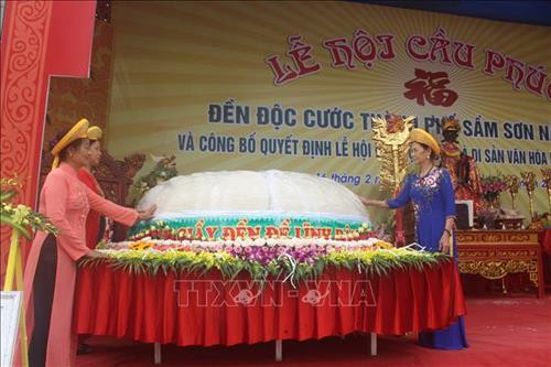 Chiếc bánh dày lớn kỷ lục làm từ 2.3 tấn gạo nếp với đường kính 3m. Ảnh: Hoa Mai - TTXVN