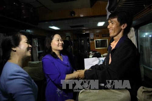 Lãnh đạo Thành phố Hồ Chí Minh lên tàu thăm hỏi, động viên, tiễn công nhân về quê đón Tết vào đêm 25 rạng sáng 26/1/2017, tại Ga Sài Gòn,. Ảnh: Thanh Vũ-TTXVN Lãnh đạo Thành phố Hồ Chí Minh lên tàu thăm hỏi, động viên, tiễn công nhân về quê đón Tết vào đêm 25 rạng sáng 26/1/2017, tại Ga Sài Gòn,. Ảnh: Thanh Vũ-TTXVN