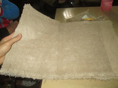 Sản phẩm giấy bản sau khi hoàn thành có màu vàng nhạt và dai.