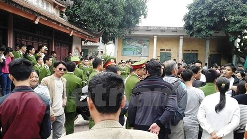 Hàng nghìn người bức xúc vây kín đền thờ (Ảnh: PV/Vietnam+) Hàng nghìn người bức xúc vây kín đền thờ (Ảnh: PV/Vietnam+)