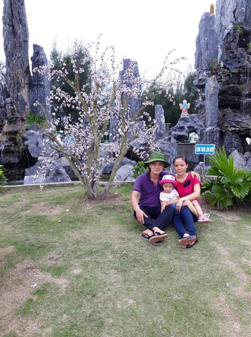 Vợ chồng anh Lê Quang Tiệp và con gái trong một chuyến du xuân đầu năm 2015 (ảnh do nhân vật cung cấp) Vợ chồng anh Lê Quang Tiệp và con gái trong một chuyến du xuân đầu năm 2015 (ảnh do nhân vật cung cấp)