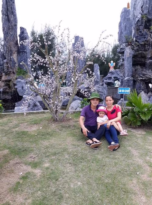 Vợ chồng anh Lê Quang Tiệp và con gái trong một chuyến du xuân đầu năm 2015 (ảnh do nhân vật cung cấp)