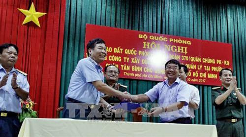 Nghi thức trao biên bản bàn giao đất quốc phòng giữa đại diện Quân chủng Phòng không – Không quân và UBND Thành phố Hồ Chí Minh, tại hội nghị. Ảnh : Thế Anh-TTXVN Nghi thức trao biên bản bàn giao đất quốc phòng giữa đại diện Quân chủng Phòng không – Không quân và UBND Thành phố Hồ Chí Minh, tại hội nghị. Ảnh : Thế Anh-TTXVN