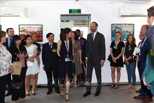 Thủ tướng Pháp Édouard Philippe tham quan Trung tâm Y tế Pháp tại Thành phố Hồ Chí Minh. Ảnh: Thanh Vũ - TTXVN Thủ tướng Pháp Édouard Philippe tham quan Trung tâm Y tế Pháp tại Thành phố Hồ Chí Minh. Ảnh: Thanh Vũ - TTXVN
