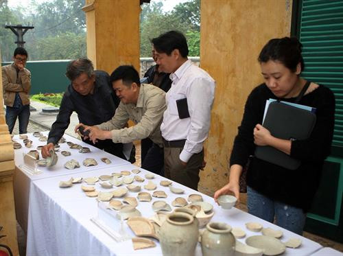 Các nhà khoa học nghiên cứu thực tế tại khu vực khảo cổ học Chính điện Kính Thiên. Ảnh: Đinh Thuận - TTXVN Khu vực tiến hành khai quật thăm dò nằm ở phía Đông nền điện Kính Thiên (giáp với đường Nguyễn Tri Phương) có tổng diện tích gần 1000m2, xuất lộ tầng văn hóa dày gần 4,5m với các lớp văn hóa có niên đại khoảng từ thời Đại La, qua các thời Lý, Trần, Lê, Nguyễn đến thời hiện đại. Ảnh: Thanh Tùng-TTXVN Nhiều di vật như: đồ đất nung, đồ gốm, đồ gỗ, đồ kim loại, đặc sắc nhất là nhóm gạch ngói và vật liệu trang trí lợp mái cung điện tráng men vàng (hoàng lưu ly) và men xanh (thanh lưu ly) thuộc thời Lê sơ cho phép hình dung rõ thêm loại “Ngói rồng” lợp cung điện khu vực chính điện Kính Thiên của Hoàng đế Lê sơ. Ảnh: Thanh Tùng-TTXVN Nhiều di vật như: đồ đất nung, đồ gốm, đồ gỗ, đồ kim loại... được khai quật. Ảnh: Thanh Tùng-TTXVN Các nhà khoa học nghiên cứu thực tế tại khu vực khảo cổ học Chính điện Kính Thiên. Ảnh: Đinh Thuận - TTXVN Khu vực tiến hành khai quật thăm dò nằm ở phía Đông nền điện Kính Thiên (giáp với đường Nguyễn Tri Phương) có tổng diện tích gần 1000m2, xuất lộ tầng văn hóa dày gần 4,5m với các lớp văn hóa có niên đại khoảng từ thời Đại La, qua các thời Lý, Trần, Lê, Nguyễn đến thời hiện đại. Ảnh: Thanh Tùng-TTXVN Nhiều di vật như: đồ đất nung, đồ gốm, đồ gỗ, đồ kim loại, đặc sắc nhất là nhóm gạch ngói và vật liệu trang trí lợp mái cung điện tráng men vàng (hoàng lưu ly) và men xanh (thanh lưu ly) thuộc thời Lê sơ cho phép hình dung rõ thêm loại “Ngói rồng” lợp cung điện khu vực chính điện Kính Thiên của Hoàng đế Lê sơ. Ảnh: Thanh Tùng-TTXVN Nhiều di vật như: đồ đất nung, đồ gốm, đồ gỗ, đồ kim loại... được khai quật. Ảnh: Thanh Tùng-TTXVN