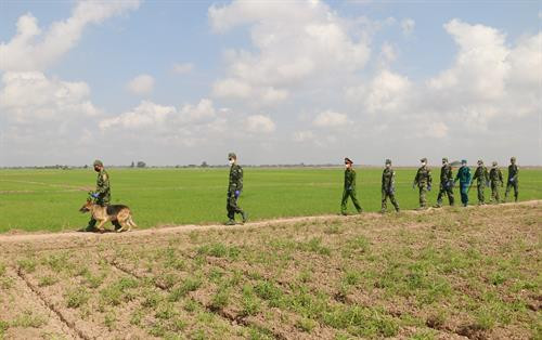Cán bộ, chiến sĩ Tổ phòng, chống dịch COVID-19 số 4 của Đồn Biên phòng quốc tế Vĩnh Xương (Bộ đội Biên phòng tỉnh An Giang) tuần tra, kiểm soát đường mòn lối mở ở khu vực biên giới, ngăn không cho người dân xuất, nhập cảnh trái phép. Ảnh: Công Mạo Cán bộ, chiến sĩ Tổ phòng, chống dịch COVID-19 số 4 của Đồn Biên phòng quốc tế Vĩnh Xương (Bộ đội Biên phòng tỉnh An Giang) tuần tra, kiểm soát đường mòn lối mở ở khu vực biên giới, ngăn không cho người dân xuất, nhập cảnh trái phép. Ảnh: Công Mạo