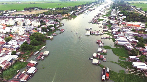 Làng cá bè Châu Đốc hiện có trên 300 lồng bè, nuôi chủ yếu là cá tra, cá basa Làng cá bè Châu Đốc hiện có trên 300 lồng bè, nuôi chủ yếu là cá tra, cá basa