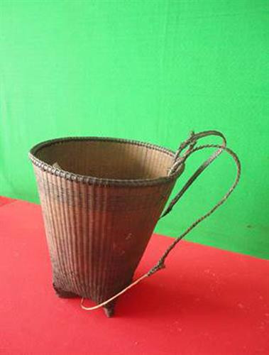 Chiếc gùi làm từ mây, tre