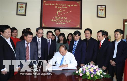 Thủ tướng Nguyễn Xuân Phúc ghi sổ lưu niệm tại Công ty cổ phần gốm Chu Đậu. Ảnh: Thống Nhất –TTXVN Thủ tướng Nguyễn Xuân Phúc ghi sổ lưu niệm tại Công ty cổ phần gốm Chu Đậu. Ảnh: Thống Nhất –TTXVN