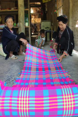 Phát triển nghề dệt thổ cẩm truyền thống góp phần tạo công ăn việc làm, nâng cao thu nhập và gìn giữ các giá trị văn hóa của người Tày ở Hàm Yên. Ảnh: Văn Trinh Từ thổ cẩm, người Hàm Yên sản xuất ra nhiều mặt hàng độc đáo như: vỏ gối, vỏ chăn, khăn, túi, đồ lưu niệm... được du khách ưa chuộng. Ảnh: Văn Trinh