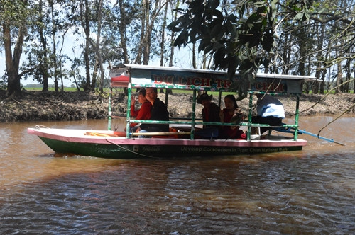 Du khách tham quan khu bảo tồn thiên nhiên tràm chim (Đồng Tháp)