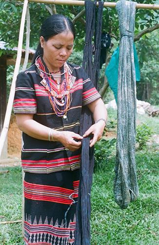 Chị Zơrâm Bằng với kỹ thuật tạo hoa văn gợn sóng trên nền thổ cẩm Cơ Tu mà chị vừa thực hiện xong. Ảnh: S.G.P Chị Zơrâm Bằng với kỹ thuật tạo hoa văn gợn sóng trên nền thổ cẩm Cơ Tu mà chị vừa thực hiện xong. Ảnh: S.G.P