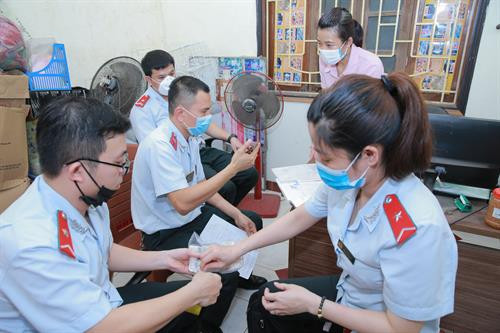 Đoàn liên ngành kiểm tra sản phẩm bày bán tại cửa hàng kinh doanh của Công ty TNHH Nông nghiệp Hòn Đất. Đoàn kiểm tra đã tiến hành lấy 2 mẫu sản phẩm đang kinh doanh tại cửa hàng của Công ty TNHH Nông nghiệp Hòn Đất để kiểm tra chất lượng an toàn thực phẩm. Sản phẩm bày bán tại cửa hàng của Công ty TNHH Nông nghiệp Hòn Đất được niêm yết giá đầy đủ.
