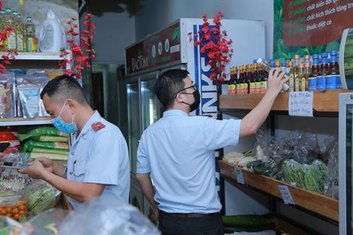 Đoàn liên ngành kiểm tra sản phẩm bày bán tại cửa hàng kinh doanh của Công ty TNHH Nông nghiệp Hòn Đất. Đoàn kiểm tra đã tiến hành lấy 2 mẫu sản phẩm đang kinh doanh tại cửa hàng của Công ty TNHH Nông nghiệp Hòn Đất để kiểm tra chất lượng an toàn thực phẩm. Sản phẩm bày bán tại cửa hàng của Công ty TNHH Nông nghiệp Hòn Đất được niêm yết giá đầy đủ.