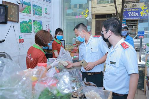 Đoàn liên ngành kiểm tra sản phẩm bày bán tại cửa hàng kinh doanh của Công ty TNHH Nông nghiệp Hòn Đất. Đoàn kiểm tra đã tiến hành lấy 2 mẫu sản phẩm đang kinh doanh tại cửa hàng của Công ty TNHH Nông nghiệp Hòn Đất để kiểm tra chất lượng an toàn thực phẩm. Sản phẩm bày bán tại cửa hàng của Công ty TNHH Nông nghiệp Hòn Đất được niêm yết giá đầy đủ.
