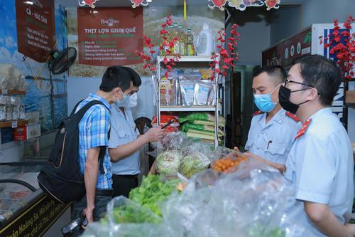 Đoàn liên ngành kiểm tra sản phẩm bày bán tại cửa hàng kinh doanh của Công ty TNHH Nông nghiệp Hòn Đất. Đoàn kiểm tra đã tiến hành lấy 2 mẫu sản phẩm đang kinh doanh tại cửa hàng của Công ty TNHH Nông nghiệp Hòn Đất để kiểm tra chất lượng an toàn thực phẩm. Sản phẩm bày bán tại cửa hàng của Công ty TNHH Nông nghiệp Hòn Đất được niêm yết giá đầy đủ.