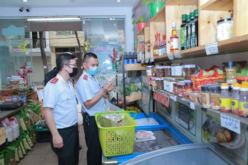 Ngày 28/3, Chi cục Quản lý chất lượng Nông lâm sản và Thủy sản Hà Nội (Sở Nông nghiệp và Phát triển nông thôn Hà Nội) tổ chức kiểm tra việc chấp hành các quy định pháp luật về an toàn thực phẩm đối với Công ty TNHH Nông nghiệp Hòn Đất.