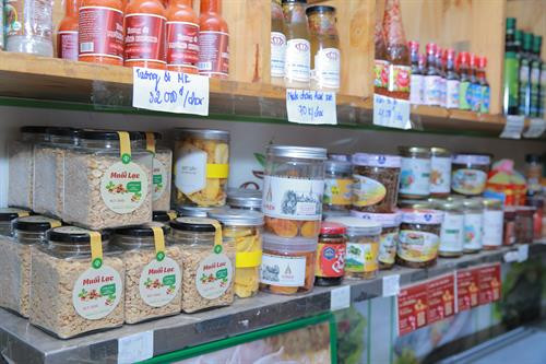 Đoàn liên ngành kiểm tra sản phẩm bày bán tại cửa hàng kinh doanh của Công ty TNHH Nông nghiệp Hòn Đất. Đoàn kiểm tra đã tiến hành lấy 2 mẫu sản phẩm đang kinh doanh tại cửa hàng của Công ty TNHH Nông nghiệp Hòn Đất để kiểm tra chất lượng an toàn thực phẩm. Sản phẩm bày bán tại cửa hàng của Công ty TNHH Nông nghiệp Hòn Đất được niêm yết giá đầy đủ.