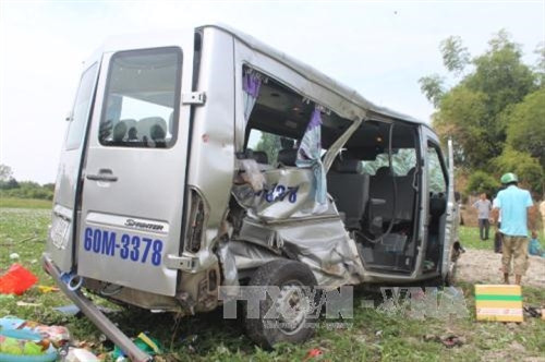 Khoảng 10 giờ 15 ngày mùng 1/2 (mồng 5 Tết Đinh Dậu), chiếc xe 16 chỗ mang biển số 60M - 3378 khi băng qua đường ray đoạn gần cầu Ghềnh (thuộc thành phố Biên Hòa, tỉnh Đồng Nai) đã bị tàu hỏa SQN1 số hiệu B41326 hướng từ Quy Nhơn về thành phố Hồ Chí Minh (hướng Bắc vào Nam) tông phải. Vụ tai nạn làm ít nhất 3 người tử vong và 5 người bị thương phải cấp cứu tại Bệnh viện đa khoa Đồng Nai, trong đó có nhiều trẻ em. Những người bị nạn trên xe khách hầu hết là anh em, bà con với nhau cùng thuê xe đi Vũng Tàu. Xe ô tô 16 chỗ bị hư hỏng nặng. Ảnh: Công Phong - TTXVN Khoảng 10 giờ 15 ngày mùng 1/2 (mồng 5 Tết Đinh Dậu), chiếc xe 16 chỗ mang biển số 60M - 3378 khi băng qua đường ray đoạn gần cầu Ghềnh (thuộc thành phố Biên Hòa, tỉnh Đồng Nai) đã bị tàu hỏa SQN1 số hiệu B41326 hướng từ Quy Nhơn về thành phố Hồ Chí Minh (hướng Bắc vào Nam) tông phải. Vụ tai nạn làm ít nhất 3 người tử vong và 5 người bị thương phải cấp cứu tại Bệnh viện đa khoa Đồng Nai, trong đó có nhiều trẻ em. Những người bị nạn trên xe khách hầu hết là anh em, bà con với nhau cùng thuê xe đi Vũng Tàu. Xe ô tô 16 chỗ bị hư hỏng nặng. Ảnh: Công Phong - TTXVN