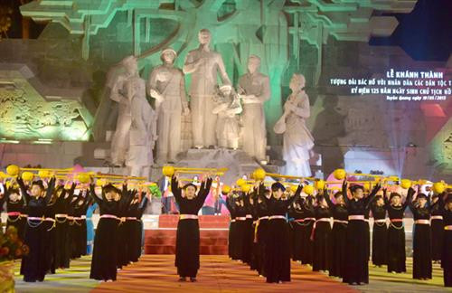 Tiết mục hát Then “Người Tuyên Quang nhớ Bác Hồ” tại Lễ khánh thành Tượng đài “Bác Hồ với nhân dân các dân tộc tỉnh Tuyên Quang” (tháng 5-2015). Ảnh: baotuyenquang.com.vn Tiết mục hát Then “Người Tuyên Quang nhớ Bác Hồ” tại Lễ khánh thành Tượng đài “Bác Hồ với nhân dân các dân tộc tỉnh Tuyên Quang” (tháng 5-2015). Ảnh: baotuyenquang.com.vn