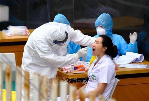 Lấy mẫu xét nghiệm cho cán bộ, y, bác sĩ tại Bệnh viện Bạch Mai. Ảnh: Phạm Hùng – TTXVN phát Lấy mẫu xét nghiệm cho cán bộ, y, bác sĩ tại Bệnh viện Bạch Mai. Ảnh: Phạm Hùng – TTXVN phát