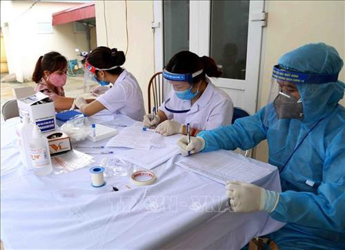 Lấy mẫu máu xét nghiệm nhanh COVID-19 cho người dân xã Lê Lợi và hộ kinh doanh trong chợ đầu mối gia cầm Hà Vĩ (huyện Thường Tín), sáng 18/4. Ảnh: Vũ Sinh - TTXVN Lấy mẫu máu xét nghiệm nhanh COVID-19 cho người dân xã Lê Lợi và hộ kinh doanh trong chợ đầu mối gia cầm Hà Vĩ (huyện Thường Tín), sáng 18/4. Ảnh: Vũ Sinh - TTXVN