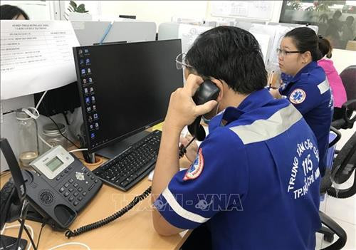 Tổng đài viên Trung tâm Cấp cứu 115 Thành phố Hồ Chí Minh nhận cuộc gọi hỗ trợ vận chuyển trong mùa dịch COVID-19. Ảnh: Đinh Hằng - TTXVN Tổng đài viên Trung tâm Cấp cứu 115 Thành phố Hồ Chí Minh nhận cuộc gọi hỗ trợ vận chuyển trong mùa dịch COVID-19. Ảnh: Đinh Hằng - TTXVN