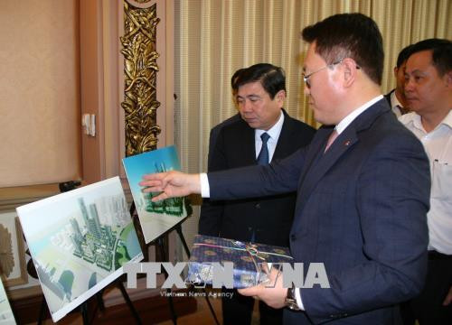 Chủ tịch UBND Thành phố Hồ Chí Minh Nguyễn Thành Phong và Tổng Giám đốc Điều hành Công ty Lotte Asset Development Lee Kwang Young trao đổi về phối cảnh Dự án. Ảnh: Tiến Lực – TTXVN Chủ tịch UBND Thành phố Hồ Chí Minh Nguyễn Thành Phong và Tổng Giám đốc Điều hành Công ty Lotte Asset Development Lee Kwang Young trao đổi về phối cảnh Dự án. Ảnh: Tiến Lực – TTXVN