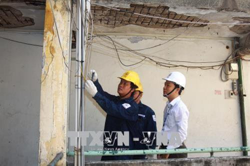Công ty Điện lực Tân Thuận khảo sát hệ thống điện tại chung cư Tôn Thất Thuyết (quận 4). Ảnh: Thanh Vũ - TTXVN Công ty Điện lực Tân Thuận khảo sát hệ thống điện tại chung cư Tôn Thất Thuyết (quận 4). Ảnh: Thanh Vũ - TTXVN