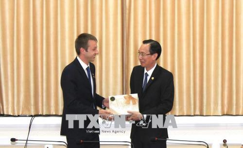 Ông Lê Thanh Liêm, Phó Chủ tịch Ủy ban nhân dân Thành phố Hồ Chí Minh với ông Anastasios Diou, Phó Thị trưởng Thành phố Edessa (Hi Lạp). Ảnh: Xuân Khu - TTXVN