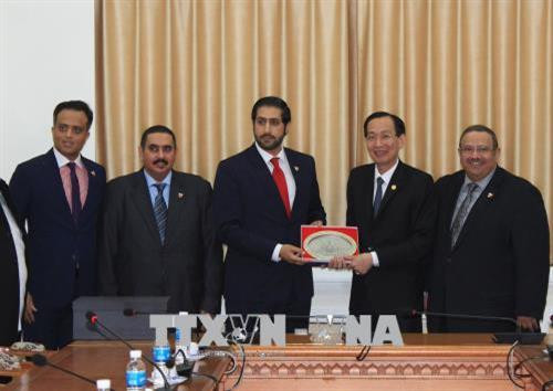 Phó Chủ tịch Thường trực Ủy ban nhân dân Thành phố Hồ Chí Minh Lê Thanh Liêm(thứ 2 từ bìa phải) với Hoàng thân Sheik Daij bin Isa Al Khalifa, Chủ tịch Hội đồng Kinh doanh ASEAN – Bahrain. Ảnh: Xuân Khu - TTXVN Phó Chủ tịch Thường trực Ủy ban nhân dân Thành phố Hồ Chí Minh Lê Thanh Liêm(thứ 2 từ bìa phải) với Hoàng thân Sheik Daij bin Isa Al Khalifa, Chủ tịch Hội đồng Kinh doanh ASEAN – Bahrain. Ảnh: Xuân Khu - TTXVN