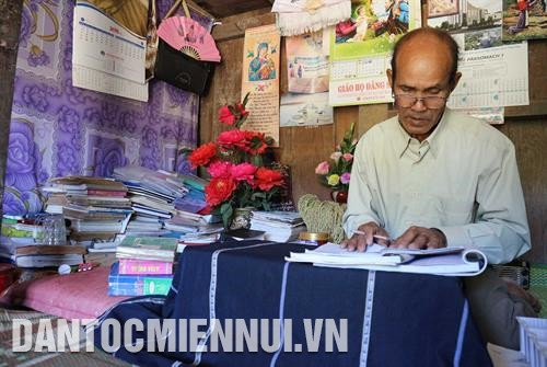 Già làng Ya Loan soạn tài liệu, chuẩn bị nội dung giảng dạy tiếng Chu Ru cho cán bộ địa phương. Ảnh: Nguyễn Dũng Già làng Ya Loan tham gia biên soạn nhiều giáo trình, sách, từ điển song ngữ Việt - Chu Ru, giúp đưa ngôn ngữ Chu Ru đến gần hơn với người học. Ảnh: Nguyễn Dũng Tại Lễ tuyên dương người có uy tín, nhân sĩ trí thức, doanh nhân dân tộc thiểu số tiêu biểu toàn quốc năm 2017, già làng Ya Loan đã vinh dự được nhận Bằng khen của Thủ tướng Chính phủ. Ảnh: Nguyễn Dũng