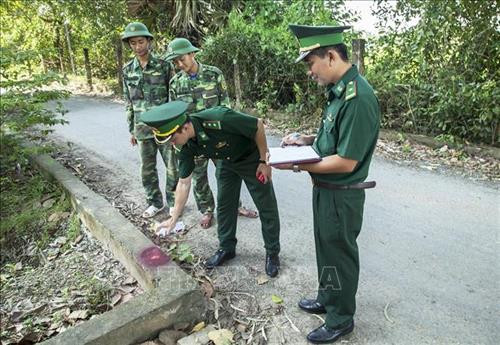 Cán bộ, chiến sĩ Đồn Biên phòng Cửa khẩu Quốc tế Hà Tiên đánh dấu xác định vị trí lắp đặt trụ đèn chiếu sáng. Ảnh: Hồng Đạt - TTXVN Cán bộ, chiến sĩ Đồn Biên phòng Cửa khẩu Quốc tế Hà Tiên đánh dấu xác định vị trí lắp đặt trụ đèn chiếu sáng. Ảnh: Hồng Đạt - TTXVN