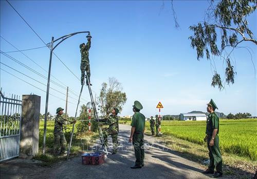 Chiến sĩ Đồn Biên phòng Cửa khẩu Quốc tế Hà Tiên thực hiện mô hình “Thắp sáng đường biên” cho bà con vùng biên giới Hà Tiên. Ảnh: Hồng Đạt - TTXVN Chiến sĩ Đồn Biên phòng Cửa khẩu Quốc tế Hà Tiên thực hiện mô hình “Thắp sáng đường biên” cho bà con vùng biên giới Hà Tiên. Ảnh: Hồng Đạt - TTXVN
