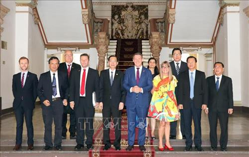 Ông Lê Thanh Liêm và ông Michael Gunner cùng đoàn đại biểu chụp ảnh lưu niệm. Ảnh: Xuân Khu-TTXVN