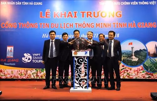 Lãnh đạo Tập đoàn Bưu chính Viễn thông Việt Nam và tỉnh Hà Giang khai trương Cổng thông tin điện tử Du lịch thông minh Hà Giang. Ảnh: Minh Tâm - TTXVN
