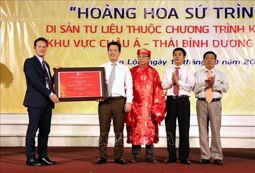 Ông Mai Phan Dũng, Tổng thư ký UNESCO tại Việt Nam trao bằng công nhận di sản Thế giới cho lãnh đạo tỉnh Hà Tĩnh và dòng họ Nguyễn Huy. Ảnh: Công Tường-TTXVN Ông Mai Phan Dũng, Tổng thư ký UNESCO tại Việt Nam trao bằng công nhận di sản Thế giới cho lãnh đạo tỉnh Hà Tĩnh và dòng họ Nguyễn Huy. Ảnh: Công Tường-TTXVN