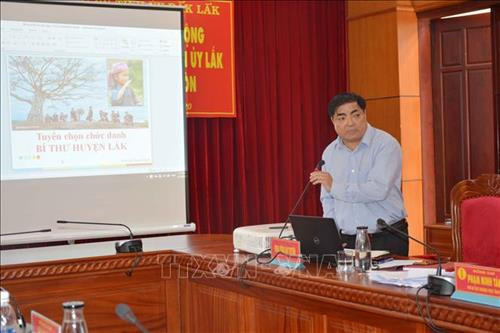 Ứng viên Võ Ngọc Tuyên - Phó Giám đốc Sở Kế hoạch và Đầu tư tỉnh Đắk Lắk trúng tuyển Bí thư Huyện ủy Lắk. Ảnh: Hoài Thu – TTXVN. Ứng viên Võ Ngọc Tuyên - Phó Giám đốc Sở Kế hoạch và Đầu tư tỉnh Đắk Lắk trúng tuyển Bí thư Huyện ủy Lắk. Ảnh: Hoài Thu – TTXVN.