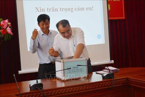 Ứng viên bốc thăm ngẫu nhiên 3 đồng chí trong Ban Thường vụ Tỉnh ủy đặt câu hỏi chất vấn. Ảnh: Hoài Thu – TTXVN Ứng viên bốc thăm ngẫu nhiên 3 đồng chí trong Ban Thường vụ Tỉnh ủy đặt câu hỏi chất vấn. Ảnh: Hoài Thu – TTXVN