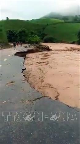 Tại km46 Quốc lộ 4G đoạn qua xã Mường Sai (huyện Sông Mã), mưa lớn liên tục nhiều ngày khiến mực nước tại suối Nậm Lẹ qua quốc lộ dâng cao, xoáy sâu vào taluy âm làm một nửa đường Quốc lộ 4G dài 20m bị sạt xuống suối, cảnh báo có nguy cơ đứt đường. Ảnh: TTXVN phát Tại km46 Quốc lộ 4G đoạn qua xã Mường Sai (huyện Sông Mã), mưa lớn liên tục nhiều ngày khiến mực nước tại suối Nậm Lẹ qua quốc lộ dâng cao, xoáy sâu vào taluy âm làm một nửa đường Quốc lộ 4G dài 20m bị sạt xuống suối, cảnh báo có nguy cơ đứt đường. Ảnh: TTXVN phát