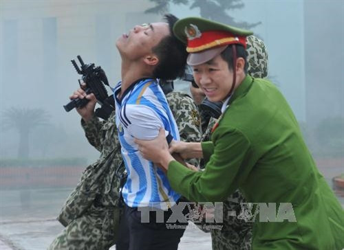 Xem đặc công Việt Nam diễn tập chống khủng bố, giải cứu con tin ảnh 7