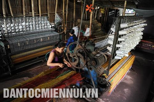 Hộ gia đình bà Sơn Uyên ở xã Hàm Tân, huyện Trà Cú chuyển sang dệt chiếu bằng máy, cho năng suất tăng gấp 10 lần so với trước đây. Ảnh: An Hiếu - DTMN