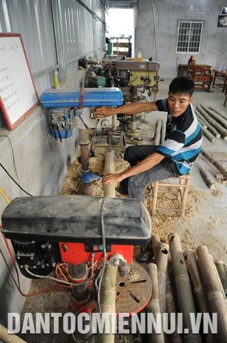 Cơ sở Thành Đạt của ông Trì Cảnh ở xã Hàm Giang, huyện Trà Cú sản xuất giường, ghế tre bằng máy móc cho năng suất cao, thu nhập ổn định 20 triệu đồng/tháng. Ảnh: An Hiếu - DTMN