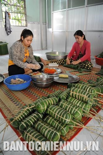 Bánh tét Trà Cuôn, đặc sản nổi tiếng của tỉnh Trà Vinh. Ảnh: An Hiếu - DTMN