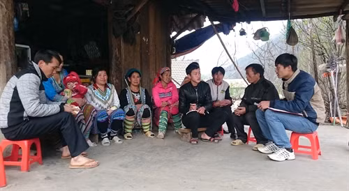 Tuyên truyền các biện pháp bảo vệ rừng đến người dân vùng cao.