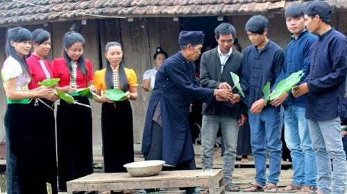 Trưởng lý của làng làm nghi lễ cho đám cưới. Ảnh: Nguồn Internet Trưởng lý của làng làm nghi lễ cho đám cưới. Ảnh: Nguồn Internet