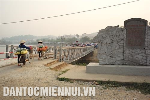 Cầu Mường Thanh - cây cầu bắc qua sông Nậm Rốm, trải qua 65 năm vẫn được giữ nguyên vóc dáng như khi mới khởi dựng và mãi mãi là cây “cầu tiến quân lịch sử”, thu hút du khách thăm chiến trường xưa hay tìm hiểu về một Điện Biên hào hùng. Ảnh: Hoàng Hà