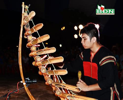 Ðàn T’rưng được làm từ tre nứa, tạo nên âm thanh trầm bổng rất thích thú cho người nghe Ðàn T’rưng được làm từ tre nứa, tạo nên âm thanh trầm bổng rất thích thú cho người nghe